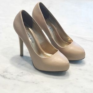 Nude pumps